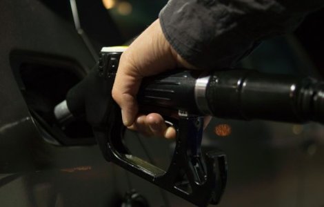 Un sofer din Capitala a incercat sa jefuiasca o angajata de la o benzinarie si sa dea cu masina peste ea