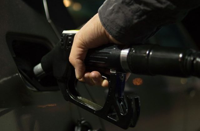 Un sofer din Capitala a incercat sa jefuiasca o angajata de la o benzinarie si sa dea cu masina peste ea