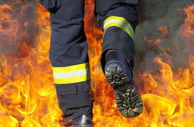 Peste 160 de pompieri incearca sa stinga un puternic incendiu, izbucnit in apropiere de Atena: "Terenul e foarte accidentat, cu rape"