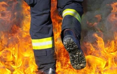 Peste 160 de pompieri incearca sa stinga un puternic incendiu, izbucnit in apropiere de Atena: "Terenul e foarte accidentat, cu rape"
