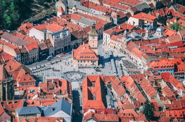 Marfa expirata, ce urma sa fie vanduta la un festival in Piata Sfatului din Brasov, gasita de Protectia Consumatorului