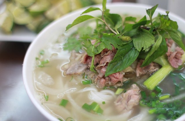 Autoritatile dintr-un oras vietnamez solicita locuitorilor sa nu mai consume carne de caine: "Nu este un obicei sanatos"