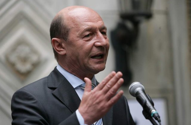 Traian Basescu, ingrijorat ca a pierdut-o pe Elena Udrea la Acropole