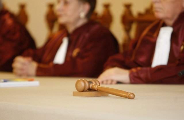 CCR discuta conflictul intre Guvern si Presedintie. Viorica Dancila a reclamat refuzul lui Iohannis de a numi ministri interimari