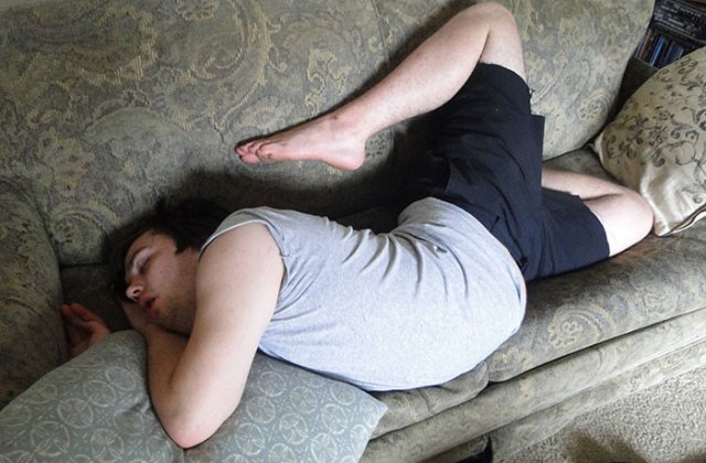 Unii oameni chiar pot dormi oriunde. 10+ persoane surprinse in ipostaze ciudate, in timp ce dormeau