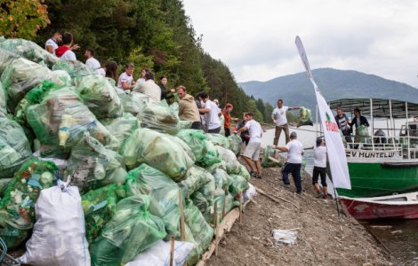 Actiune de ecologizare: 4 tone de deseuri au fost stranse de voluntari de pe malurile lacului Bicaz