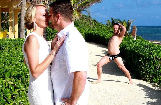 Te vei amuza pe cinste: 10+1 fotografii cu persoane care nu se pot abtine din a face glume... nesarate