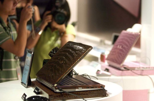 Lux: Laptopuri acoperite cu piele de crocodil