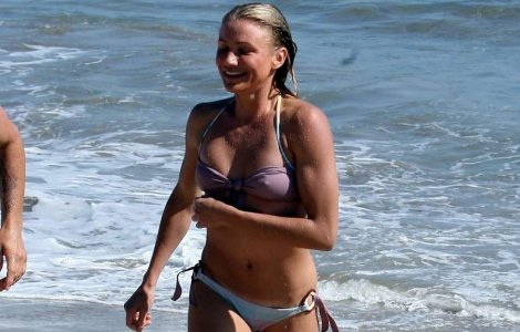 Cameron Diaz, singura, dar in forma