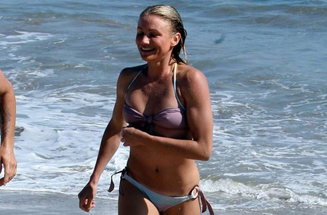 Cameron Diaz, singura, dar in forma