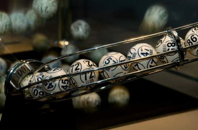 Un bilet de loterie uitat intr-un sertar i-a adus 13 milioane de dolari