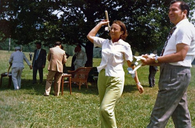 Teza de doctorat a Elenei Ceausescu poate fi cumparata de pe Amazon.com