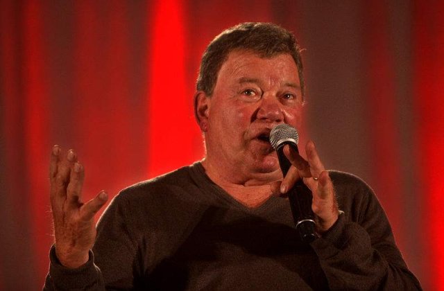 Capitanul Kirk, dat in judecata de doi fosti angajati