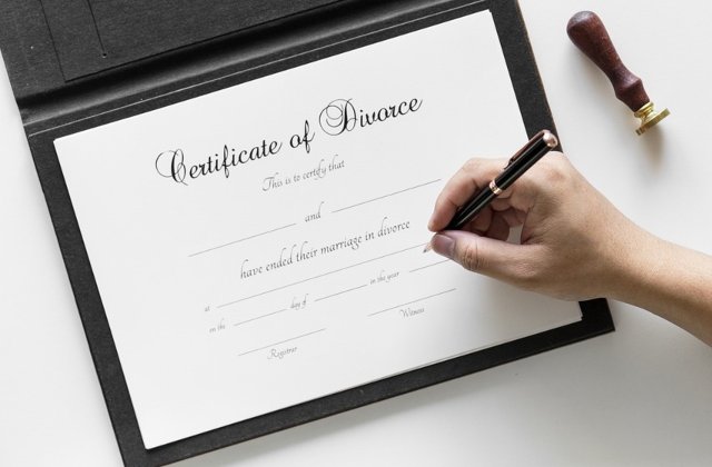 Un barbat a falsificat semnatura sotiei sale pentru a divorta de ea in secret