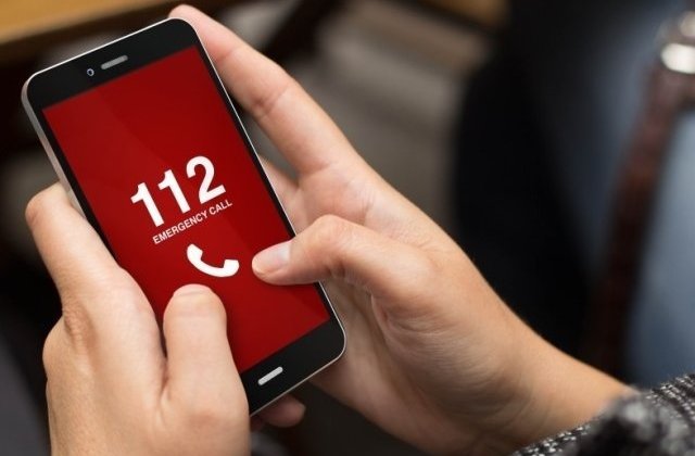 O femeie a sunat la 112 si le-a cerut politistilor sa-i convinga fiica sa nu plece in club