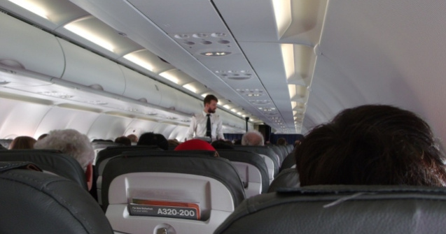 O femeie a intarziat decolarea unui avion, dupa ce a deschis iesirea de urgenta pentru ca aerul era prea "inchis"