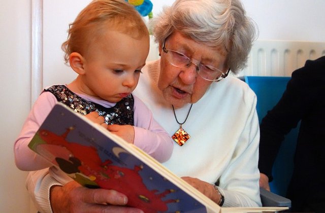 Bunicii care au grija de nepoti ar putea primi bani de la stat