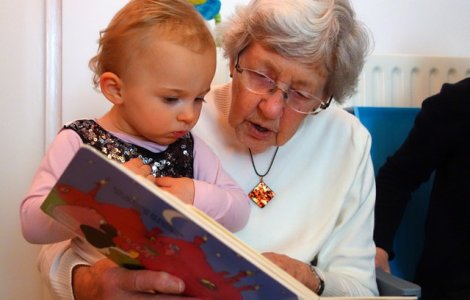 Bunicii care au grija de nepoti ar putea primi bani de la stat