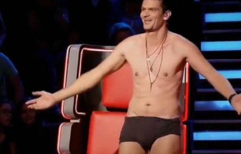 Membru CNA, dupa ce Tudor Chirila s-a dezbracat la TV: "Cantaciosul fara voce l-a calarit semidespuiat pe colegul de platou" /VIDEO