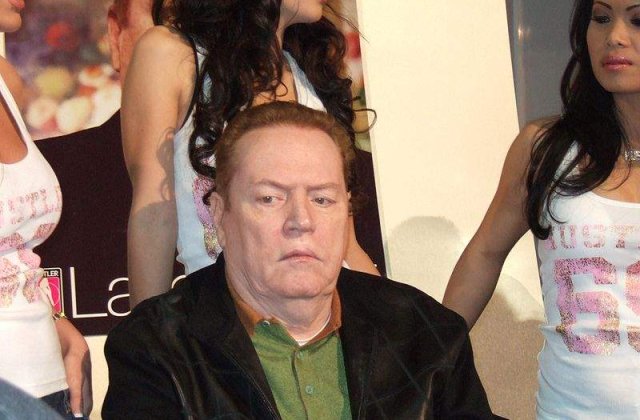 Larry Flint ofera 1 milion de dolari pentru a vedea fisele fiscale ale lui Mitt Romney