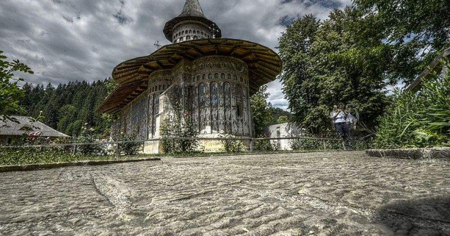 "Like" in loc de "Amin": Manastirile din Romania si-au facut pagini de Facebook