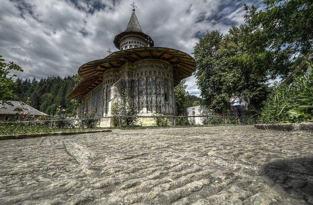 "Like" in loc de "Amin": Manastirile din Romania si-au facut pagini de Facebook