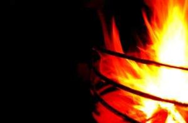 Puternic incendiu in Cozia: MAI intervine cu elicoptere