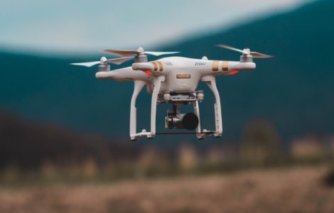 Evadat de 17 ani, un barbat a fost gasit traind intr-o pestera, cu ajutorul unei drone