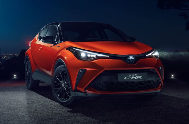 Toyota C-HR facelift, primele imagini si detalii: versiune hibrid de 184 CP si mici modificari estetice