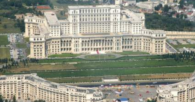 Bucurestiul la 20 de ani dupa Revolutie, analizat de o jurnalista britanica: &#39;Romanii accepta pasiv toate lucrurile rele care li se intampla&#39;