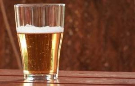 Romanii cheltuiesc mai putin pentru mancare, dar cumpara mai multa bere