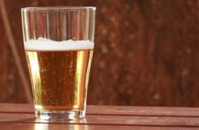 Romanii cheltuiesc mai putin pentru mancare, dar cumpara mai multa bere