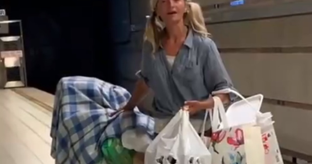 O femeie fara adapost uimeste cu vocea sa surprinsa intr-un clip viral