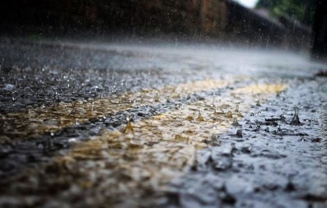 Vreme deosebit de rece si precipitatii in aproape toata tara, pana marti. La munte ninge