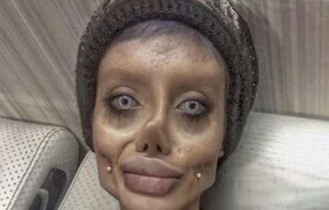 Tanara care si-a facut mai multe operatii estetice pentru a arata ca Angelina Jolie a fost arestata pentru blasfemie