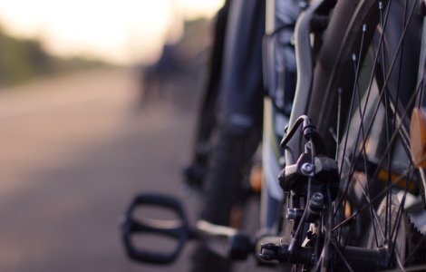 O femeie in varsta de 70 de ani a cucerit "Drumul Mortii" pe bicicleta/ FOTO