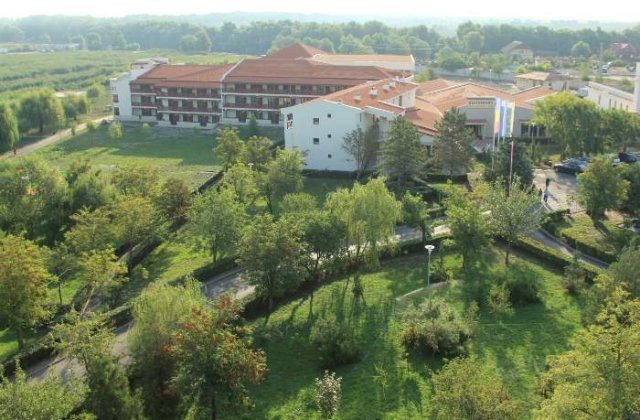 PSD si PNL isi impart colegiile intr-un hotel din Delta