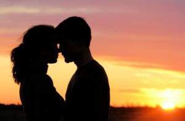 Relatiile secolului XXI: Barbatii prefera inteligenta, femeile aleg aspectul fizic