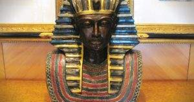Tutankhamon ar fi murit din cauza unei dereglari hormonale
