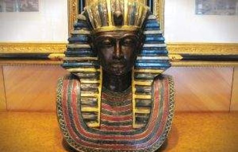 Tutankhamon ar fi murit din cauza unei dereglari hormonale