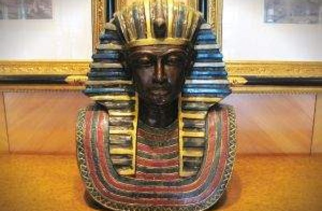 Tutankhamon ar fi murit din cauza unei dereglari hormonale
