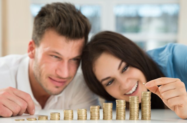 Banii si cuplurile. Cele mai mari temeri ale romanilor cand vine vorba de bani in familie