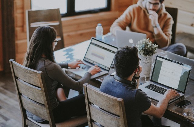 Topul domeniilor in care aplica romanii, in functie de varsta