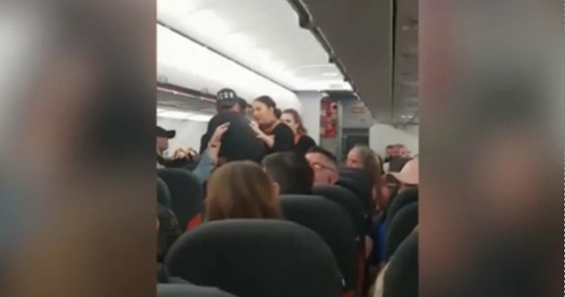 Aterizare de urgenta in Portugalia, dupa ce mai multi pasageri s-au luat la bataie. Martor: "Au scuipat o femeie in ochi. Dezgustator"