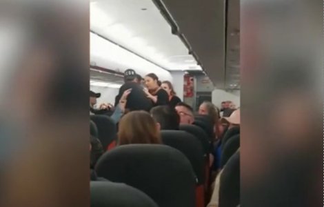 Aterizare de urgenta in Portugalia, dupa ce mai multi pasageri s-au luat la bataie. Martor: "Au scuipat o femeie in ochi. Dezgustator"