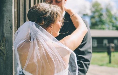 Miri criticati pentru ca si-au schimbat statusul relatiei pe retelele sociale fix in timpul slujbei de cununie