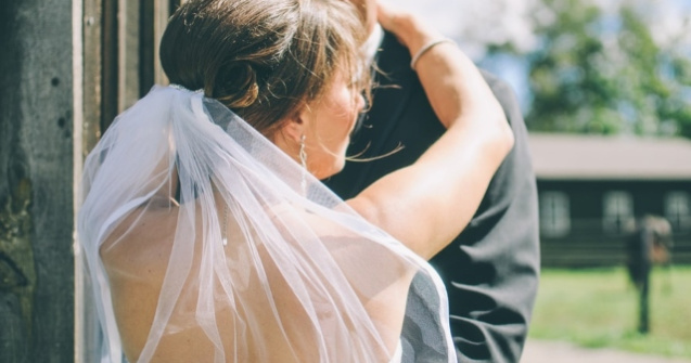 Miri criticati pentru ca stau pe telefon in timpul ceremoniei