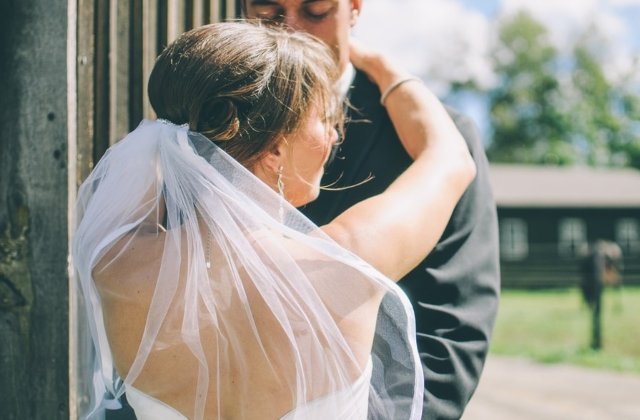 Miri criticati pentru ca si-au schimbat statusul relatiei pe retelele sociale fix in timpul slujbei de cununie