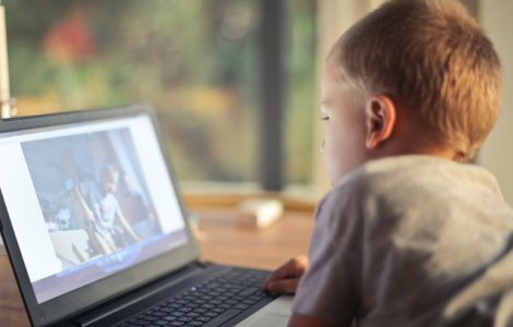 84% dintre parinti sunt ingrijorati de siguranta online a copiilor, dar nu isi fac timp sa vorbeasca despre subiect