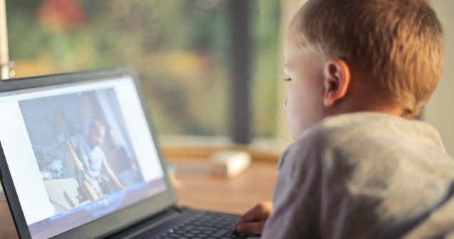 84% dintre parinti sunt ingrijorati de siguranta online a copiilor, dar nu isi fac timp sa vorbeasca despre subiect